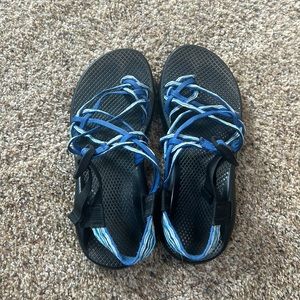 chacos with toe strap